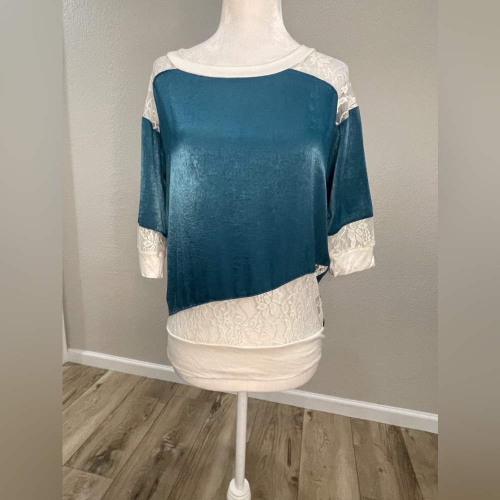 NWOT NO NAME Pretty women’s blouse